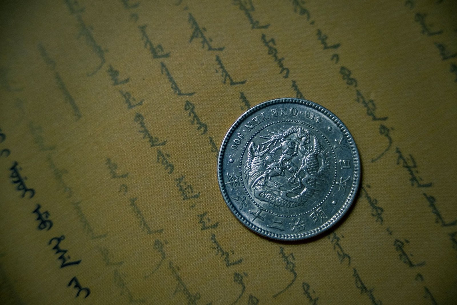 Zwiedzał zamek w Czersku i patrzył pod nogi. 9-latek znalazł srebrną monetę sprzed 400 lat