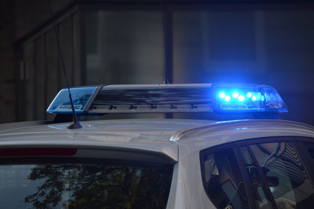 Butelki z żółtą cieczą i kablami przy przyłączu gazowym. Ewakuacja na terenie firmy w Elblągu Butelki z żółtą cieczą i kablami przy przyłączu gazowym. Ewakuacja na terenie firmy w Elblągu