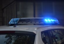 Butelki z żółtą cieczą i kablami przy przyłączu gazowym. Ewakuacja na terenie firmy w Elblągu Włączone niebieskie sygnały świetlne na dachu pojazdu służb ratunkowych