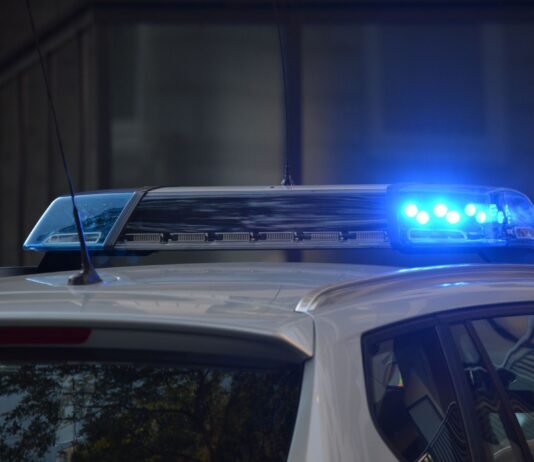 Butelki z żółtą cieczą i kablami przy przyłączu gazowym. Ewakuacja na terenie firmy w Elblągu Włączone niebieskie sygnały świetlne na dachu pojazdu służb ratunkowych