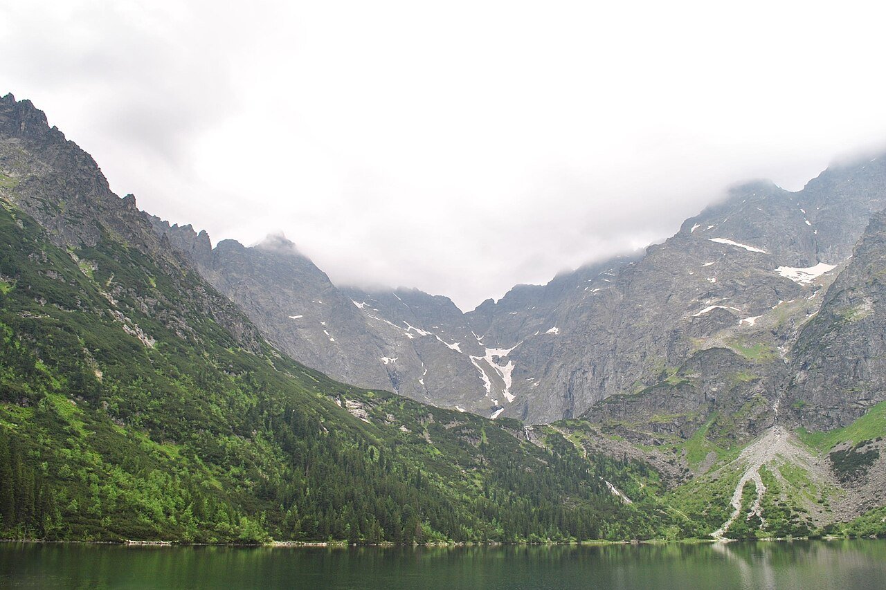 Rekordowe wakacje w Tatrach. TOPR uratował 541 osób, ale statystyki mają też mroczną stronę TOPR wakacje w Tatrach Morskie Oko w Tatrach w letniej scenerii, popularny cel wycieczek turystów