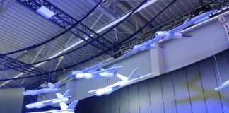 Telefony w całej Polsce zawyją w najbliższych dniach. Ruszają testy dronów o zasięgu 1000 km Amunicja krążąca Warmate zawieszona na ekspozycji targowej