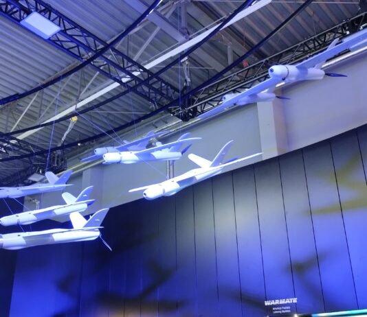 Telefony w całej Polsce zawyją w najbliższych dniach. Ruszają testy dronów o zasięgu 1000 km Amunicja krążąca Warmate zawieszona na ekspozycji targowej