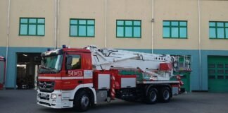 Kłęby czarnego dymu nad Śląskiem i alert RCB w czterech miastach. Strażacy dogaszają pożar w Chorzowie Czerwony wóz Państwowej Straży Pożarnej na sygnale