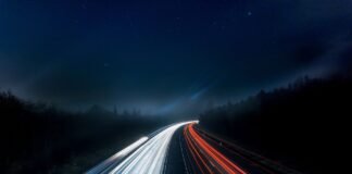 Kolejna tragedia na A1. Nocne zderzenie ciężarówki z busem, nie żyje jedna osoba Autostrada nocą ze smugami świateł przejeżdżających pojazdów