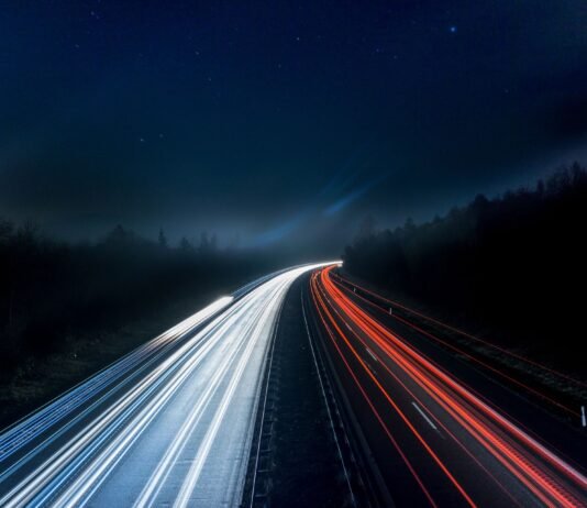 Kolejna tragedia na A1. Nocne zderzenie ciężarówki z busem, nie żyje jedna osoba Autostrada nocą ze smugami świateł przejeżdżających pojazdów