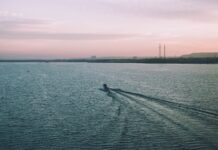 Noc na środku zatoki przy zepsutym skuterze. Jeden z mężczyzn uratowany, drugiego wciąż szukają Skuter wodny na spokojnej wodzie o zmierzchu