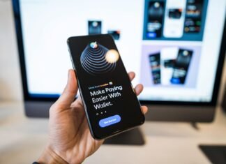 Smartfon z otwartą aplikacją do płatności i bankowości