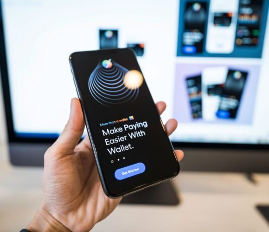 Zmieniasz bank? Bez jednego wniosku pieniądze z 800 plus mogą utknąć. ZUS przypomina o ważnej formalności Smartfon z otwartą aplikacją do płatności i bankowości