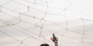 W niedzielę broni w B-klasie, na co dzień odbiera Oscary. Niezwykły bramkarz gra w Warszawie Bramkarz stojący na boisku piłkarskim (zdjęcie ilustracyjne)