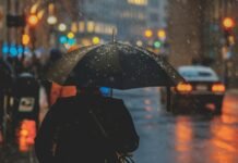 Susza w końcu odpuści. W kilka dni może spaść tyle deszczu, ile zwykle pada przez cały miesiąc Przechodzień z parasolem na deszczowej ulicy (zdjęcie ilustracyjne)
