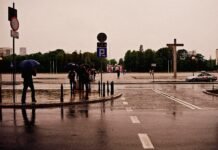 Przechodnie z parasolami w deszczowy dzień na placu Piłsudskiego w Warszawie