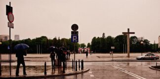Parasol stanie się obowiązkowym dodatkiem. Pogoda na weekend bez złudzeń, jesień rozkręca się na dobre Przechodnie z parasolami w deszczowy dzień na placu Piłsudskiego w Warszawie