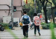 Naukowcy sprawdzili, co codzienne podwożenie dzieci robi z ich mózgami. Wyniki dają rodzicom do myślenia Naukowcy sprawdzili, co codzienne podwożenie dzieci robi z ich mózgami. Wyniki dają rodzicom do myślenia
