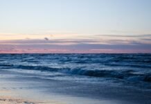 Spacerowicz znalazł w piasku dziwny obiekt. Na plażę w Karwi zjechali saperzy, wojsko i kontrterroryści Fale Bałtyku na plaży w Karwi