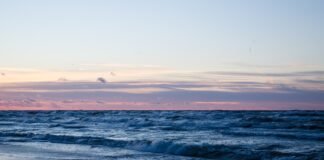 Spacerowicz znalazł w piasku dziwny obiekt. Na plażę w Karwi zjechali saperzy, wojsko i kontrterroryści Fale Bałtyku na plaży w Karwi