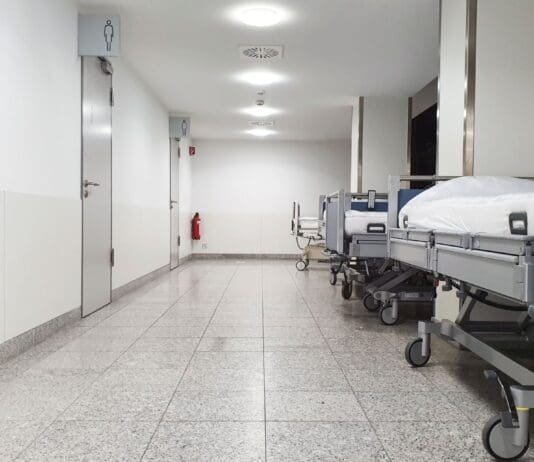 Pielęgniarki pod kroplówkami, jedna osoba straciła przytomność. Głodówka w szpitalu w Sanoku trwa już tydzień Szpitalne łóżka na pustym korytarzu szpitala