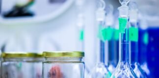 Szklane naczynia laboratoryjne w pracowni chemicznej (zdjęcie ilustracyjne)