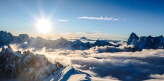 Dwanaście godzin na linie nad przepaścią. Dramatyczna akcja ratowania Polaków na Mont Blanc Ośnieżone szczyty masywu Mont Blanc w promieniach słońca