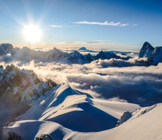 Dwanaście godzin na linie nad przepaścią. Dramatyczna akcja ratowania Polaków na Mont Blanc Ośnieżone szczyty masywu Mont Blanc w promieniach słońca