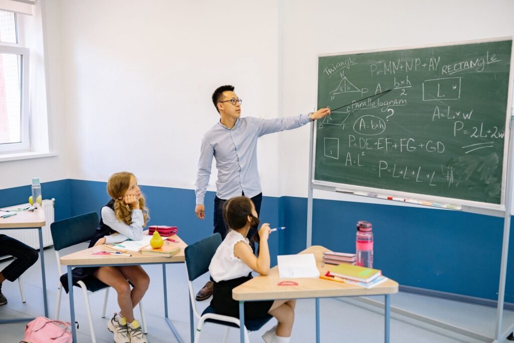 Dziś Dzień Edukacji Narodowej. Skąd się wzięło święto nauczycieli i czy uczniowie mają wolne?