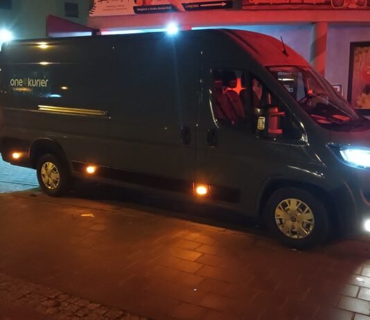Zamówił laserowy pistolet do żywopłotu, dostał zabawkę na wodę. Tysiące Polaków nabrało się na sklepy widmo Kurier dostarczający paczki z zakupów internetowych do automatu paczkowego (zdjęcie ilustracyjne)