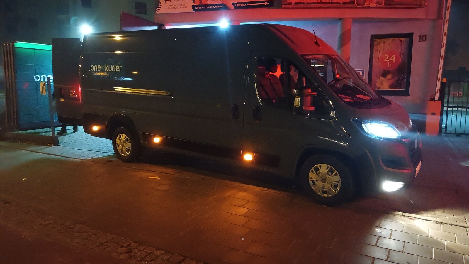 Zamówił laserowy pistolet do żywopłotu, dostał zabawkę na wodę. Tysiące Polaków nabrało się na sklepy widmo