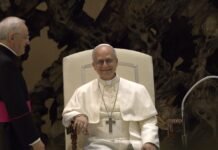 Papież zaskoczył wiernych na Placu Świętego Piotra. Leon XIV ujawnił, że czeka go operacja Papież Leon XIV w białej sutannie i piusce podczas oficjalnego wystąpienia