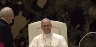 Papież Leon XIV w białej sutannie i piusce podczas oficjalnego wystąpienia