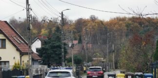 Plotki o „krwawym piątku” sparaliżowały szkoły. Policja po nocnej weryfikacji: nic nie wskazuje, by wyzwanie istniało Radiowóz polskiej policji zaparkowany przy ulicy (zdjęcie ilustracyjne)