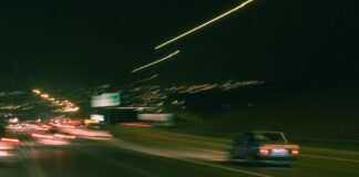 Licznik pokazywał 270 km/h, pasażer dopingował kierowcę. Policja publikuje wstrząsające nagranie z S10 Rozmyte światła samochodów pędzących nocą po drodze szybkiego ruchu (zdjęcie ilustracyjne)