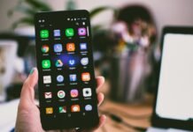 Polacy masowo sięgają po telefony po serii wycieków danych. Ta operacja zajmuje pięć sekund Osoba trzymająca smartfon z otwartym ekranem aplikacji (zdjęcie ilustracyjne)