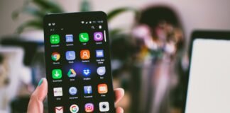 Polacy masowo sięgają po telefony po serii wycieków danych. Ta operacja zajmuje pięć sekund Osoba trzymająca smartfon z otwartym ekranem aplikacji (zdjęcie ilustracyjne)