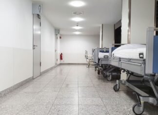 Puste łóżka szpitalne na korytarzu oddziału