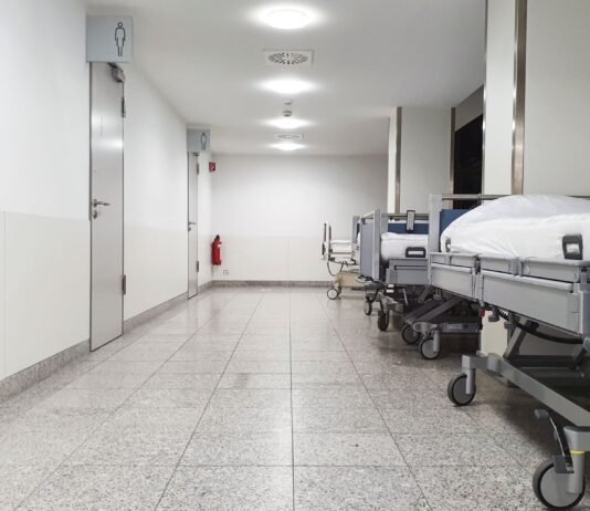 Wymiotował i miał gorączkę, pięć godzin później nie żył. Prokuratura bada śmierć trzyletniego Kacpra w Grodzisku Puste łóżka szpitalne na korytarzu oddziału