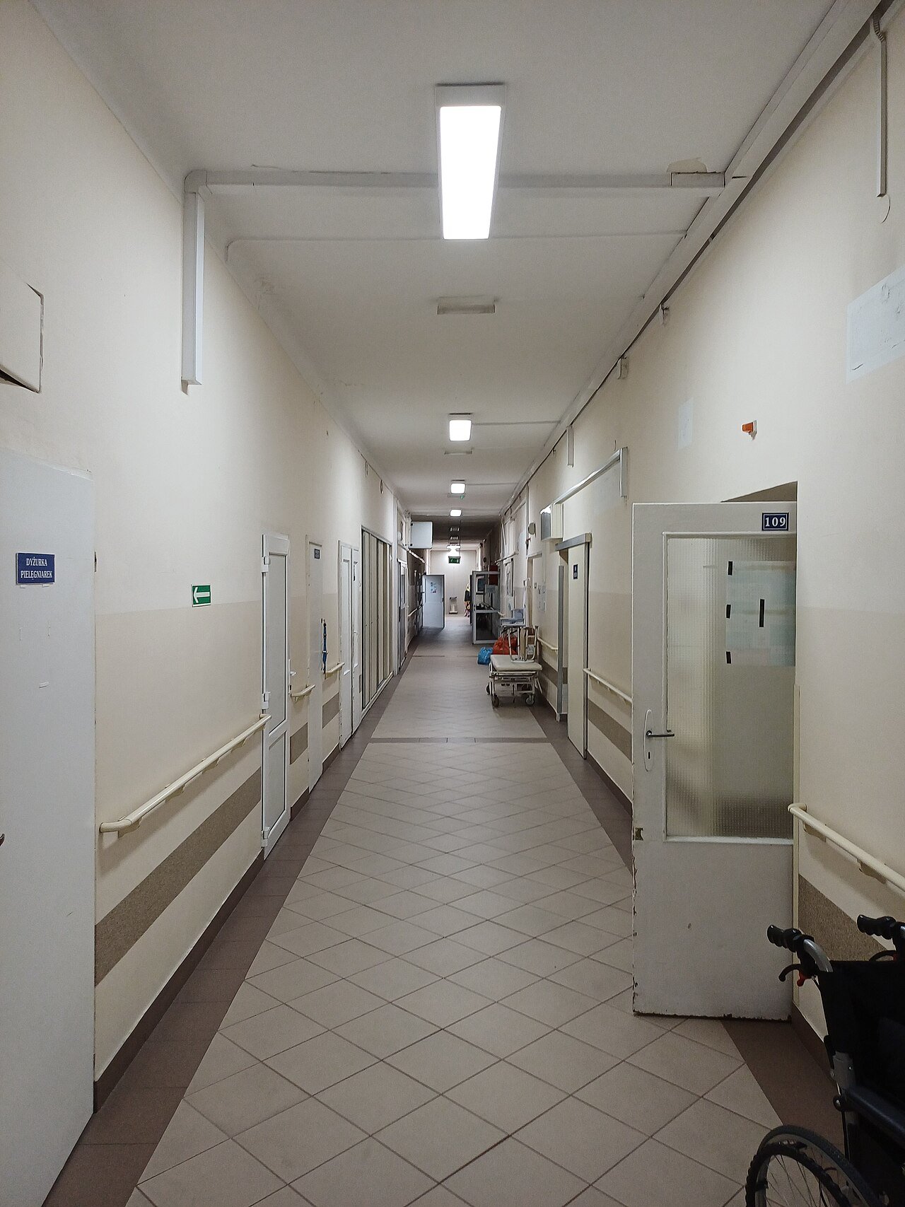 Pacjent rzucił się z nożem na pielęgniarza. Groźny poranek w szpitalu w Skarżysku-Kamiennej